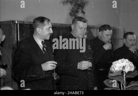 Warszawa, 1949-04-13. W dniach 2-14 kwietnia przebywa³a w Polsce delegacja ko³choŸników radzieckich. Po¿egnalna wizyta w Ministerstwie Rolnictwa i Reform Rolnych. msa PAP Warschau, 13. April 1949. Eine Delegation sowjetischer Kolchosarbeiter besuchte Polen vom 2. Bis 14. April. Ein Abschiedsbesuch im Ministerium für Landwirtschaft und Agrarreformen. msa PAP Stockfoto