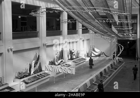 Poznañ, 1949-04-23. XXII Miêdzynarodowe Targi Poznañskie (23 IV-10 V). Nz. Pawilon Tekstylny. wb PAP Posen, 23. April 1949. Die Internationale Messe Poznan 22nd (23. April bis 10. Mai). Im Bild: Textil-Pavillon. wb PAP Stockfoto