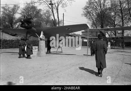 Poznañ, 1949-04-23. XXII Miêdzynarodowe Targi Poznañskie (23 IV-10 V). NZ. Samolot Junak. wb PAP Posen, 23. April 1949. Die Internationale Messe Poznan 22nd (23. April bis 10. Mai). Abgebildet: Das Junak-Flugzeug. wb PAP Stockfoto