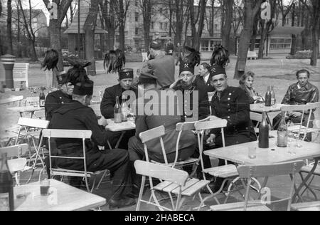 Poznañ, 1949-04-23. XXII Miêdzynarodowe Targi Poznañskie (23 IV-10 V). NZ. Bar. wb PAP Posen, 23. April 1949. Die Internationale Messe Poznan 22nd (23. April bis 10. Mai). Abgebildet: Ein Café. wb PAP Stockfoto