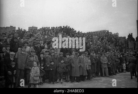 Warszawa, 1949-05-01. Manifestacja pierwszomajowa na ulicy Marsza³kowskiej. NZ. Ludzie zgromadzeni wzd³u¿ trasy pochodu. ka PAP Warschau, 1. Mai 1949. Kundgebung am 1. Mai in der Marszalkowska-Straße. Im Bild: Menschenmassen entlang der Straße. ka PAP Stockfoto