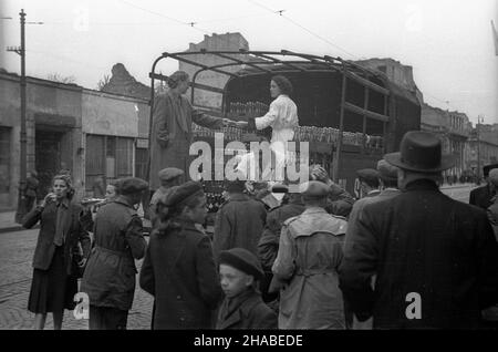 Warszawa, 1949-05-01. Manifestacja pierwszomajowa. NZ. obwoŸny sklep z napojami na ulicy Marsza³kowskiej. ka PAP Warschau, 1. Mai 1949. Kundgebung am 1. Mai. Im Bild: Ein Getränk, das Auto auf der Marszalkowska Straße verkauft. ka PAP Stockfoto