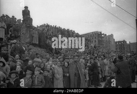 Warszawa, 1949-05-01. Manifestacja pierwszomajowa na ulicy Marsza³kowskiej. NZ. Ludzie zgromadzeni wzd³u¿ trasy pochodu. ka PAP Warschau, 1. Mai 1949. Kundgebung am 1. Mai in der Marszalkowska-Straße. Im Bild: Menschenmassen entlang der Straße. ka PAP Stockfoto