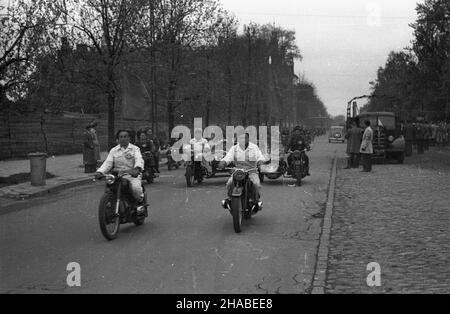 Warszawa, 1949-05-01. Manifestacja pierwszomajowa na ulicy 6 Sierpnia. ka PAP Warschau, 1. Mai 1949. Kundgebung am 1. Mai auf der Sierpnia Straße 6. ka PAP Stockfoto