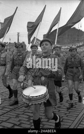 Warszawa, 1949-05-01. Manifestacja pierwszomajowa. NZ. Harcerze na ulicy Towarowej. ka PAP Warschau, 1. Mai 1949. Kundgebung am 1. Mai. Im Bild: Scouts auf der Towarowa Street. ka PAP Stockfoto