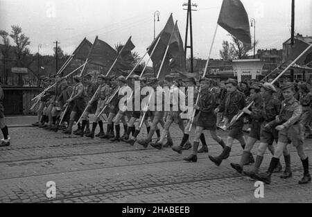 Warszawa, 1949-05-01. Manifestacja pierwszomajowa. NZ. Harcerze na ulicy Towarowej. ka PAP Warschau, 1. Mai 1949. Kundgebung am 1. Mai. Im Bild: Scouts auf der Towarowa Street. ka PAP Stockfoto