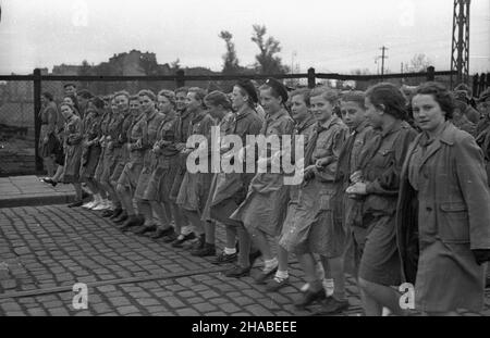 Warszawa, 1949-05-01. Manifestacja pierwszomajowa. NZ. Harcerki na ulicy Towarowej. ka PAP Warschau, 1. Mai 1949. Kundgebung am 1. Mai. Im Bild: Pfadfinder in der Towarowa Street. ka PAP Stockfoto