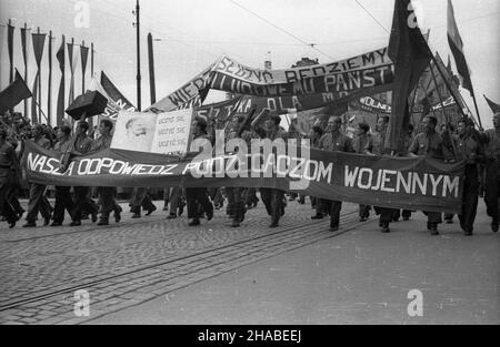 Warszawa, 1949-05-01. Manifestacja pierwszomajowa na ulicy Marsza³kowskiej. ka PAP Warschau, 1. Mai 1949. Kundgebung am 1. Mai in der Marszalkowska-Straße. ka PAP Stockfoto