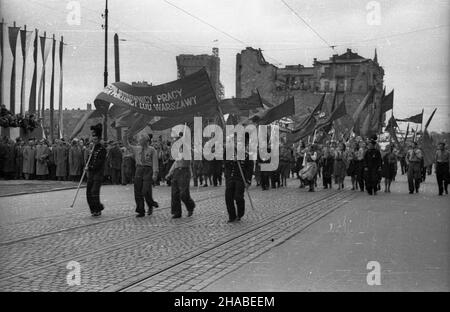 Warszawa, 1949-05-01. Manifestacja pierwszomajowa na ulicy Marsza³kowskiej. ka PAP Warschau, 1. Mai 1949. Kundgebung am 1. Mai in der Marszalkowska-Straße. ka PAP Stockfoto