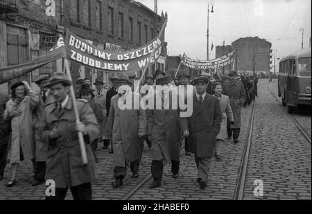 Warszawa, 1949-05-01. Manifestacja pierwszomajowa na Ochocie. ka PAP Warschau, 1. Mai 1949. Kundgebung am 1. Mai im Bezirk Ochota. ka PAP Stockfoto