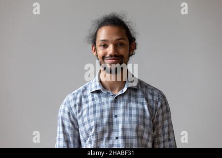 Headshot Portrait African Single man posiert vor Studio Wand Hintergrund Stockfoto