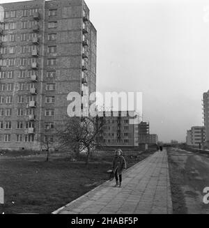 Warszawa, 1969. W rejonie ulic œw. Wincentego i Kondratowicza, w miejsce dawnego tzw. Annopolu (drewnianych baraków dla biedoty), powsta³o nowe osiedle mieszkaniowe. W nowych blokach na Bródnie do koñca roku 1969 zamieszka³o 20 tys. warszawiaków. uu PAP/Miros³aw Iringh Dok³adny miesi¹c i dzieñ wydarzenia nieustalone. Warschau, 1969. In einem armen Warschauer Stadtteil in der Nähe von SW wurde eine neue Wohnsiedlung errichtet. Wincentego und Kondratowicza Straßen. Ende 1969 wohnten 20 000 Warschauer in den neuen Wohnblöcken im Stadtteil Brodno. uu PAP/Miroslaw Iringh Stockfoto