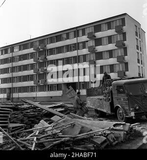 Warszawa, 1969. W rejonie ulic œw. Wincentego i Kondratowicza, w miejsce dawnego tzw. Annopolu (drewnianych baraków dla biedoty), powsta³o nowe osiedle mieszkaniowe. W nowych blokach na Bródnie do koñca roku 1969 zamieszka³o 20 tys. warszawiaków uu PAP/Miros³aw Iringh Dok³adny miesi¹c i dzieñ wydarzenia nieustalone. Warschau, 1969. In einem armen Warschauer Stadtteil in der Nähe von SW wurde eine neue Wohnsiedlung errichtet. Wincentego und Kondratowicza Straßen. Bis Ende 1969 wohnten 20 000 Warschauer in den neuen Wohnblöcken im Stadtteil Brodno. Im Bild: Grundschule Nr. 105 Stockfoto