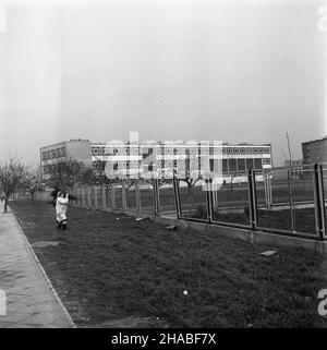 Warszawa, 1969. W rejonie ulic œw. Wincentego i Kondratowicza, w miejsce dawnego tzw. Annopolu (drewnianych baraków dla biedoty), powsta³o nowe osiedle mieszkaniowe. W nowych blokach na Bródnie do koñca roku 1969 zamieszka³o 20 tys. warszawiaków. Nz. Szko³a Podstawowa nr. 105. uu PAP/Miros³aw Iringh Dok³adny miesi¹c i dzieñ wydarzenia nieustalone. Warschau, 1969. In einem armen Warschauer Stadtteil in der Nähe von SW wurde eine neue Wohnsiedlung errichtet. Wincentego und Kondratowicza Straßen. Bis Ende 1969 wohnten 20 000 Warschauer in den neuen Wohnblöcken im Stadtteil Brodno. Pi Stockfoto