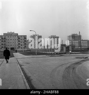 Warszawa, 1969. W rejonie ulic œw. Wincentego i Kondratowicza, w miejsce dawnego tzw. Annopolu (drewnianych baraków dla biedoty), powsta³o nowe osiedle mieszkaniowe. W nowych blokach na Bródnie do koñca roku 1969 zamieszka³o 20 tys. warszawiaków uu PAP/Miros³aw Iringh Dok³adny miesi¹c i dzieñ wydarzenia nieustalone. Warschau, 1969. In einem armen Warschauer Stadtteil in der Nähe von SW wurde eine neue Wohnsiedlung errichtet. Wincentego und Kondratowicza Straßen. Ende 1969 wohnten 20 000 Warschauer in den neuen Wohnblöcken im Stadtteil Brodno. uu PAP/Miroslaw Iringh Stockfoto