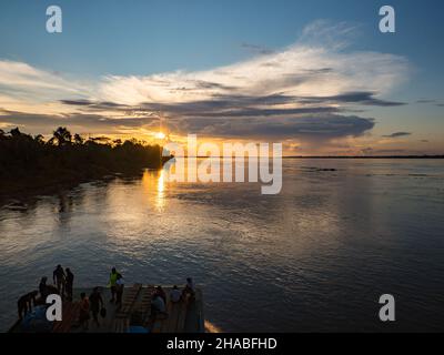 Zauberhafter Sonnenuntergang mit wunderschönen Wolken über dem Amazonas. Amazonien. Lateinamerika. Stockfoto