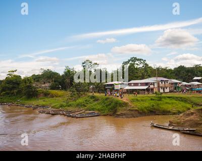 Dorf, Peru - Dezember, 2019: Blick auf das Dorf am Ufer des Amazonas. Südamerika. Stockfoto