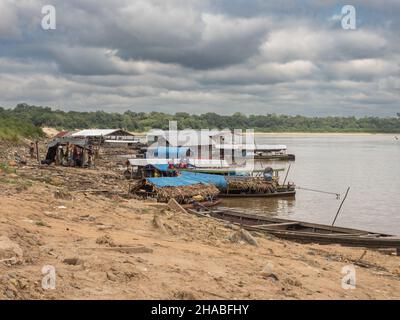 Dorf, Peru - Dezember, 2019: Blick auf das kleine Dorf am Ufer des Amazonas. Südamerika. Stockfoto