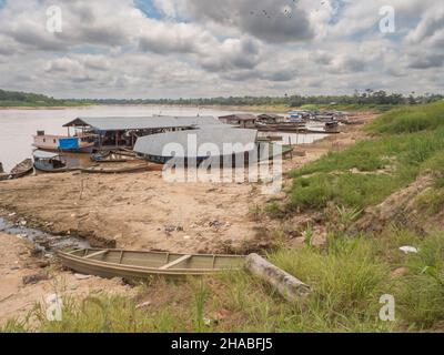 Dorf, Peru - Dezember, 2019: Blick auf das kleine Dorf am Ufer des Amazonas. Südamerika. Stockfoto