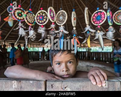 Iquitos, Peru - Dez 2019: Porträt eines Jungen – eines Bewohners Perus. Stamm der Yagua, Nativa Yagua Comunidad. Amazonien, Lateinamerika. Stockfoto