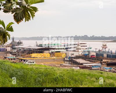 Tabatinga, Brasilien - Dezember 2019: Blick auf den Hafen am Ufer des Amazonas. Südamerika. Stockfoto