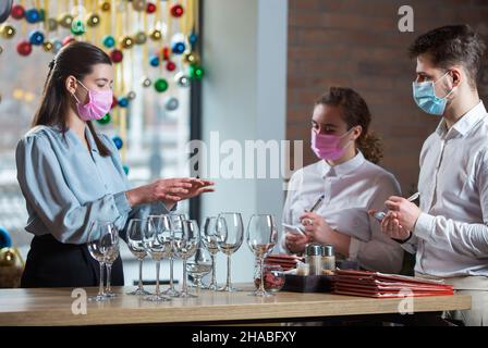 Die Managerin schult Restaurantmitarbeiter Stockfoto