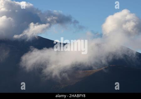Berggipfel in Kumuluswolken. Karpaten, Ukraine, Europa Stockfoto