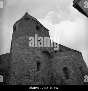 Strzelin, 1969-10. Rotunda œwiêtego Prokopa jest wpisana na listê zabytków kultury œwiatowej UNESCO. Koœció³ architektury romañskiej wzniesiony w drugiej po³owie XII wieku pe³ni³ funkcje koœcio³a grodowego i mauzoleum dla Piotra W³ostowica z rodu £abêdziów (fundatora). Ad PAP/Jacek Gill Dok³adny dzieñ wydarzenia nieustalony. Strzelin, Oktober 1969. Die Rotunde von St. Prokop steht auf der UNESCO-Liste des Weltkulturerbes. Die romanische Kirche wurde in der 2nd. Hälfte des 12th. Jahrhunderts erbaut und diente als Stadtkirche und als Mausoleum von Piotr Wlostowic aus der Familie Labedz (der Gründer). Ad PAP/Jacek Gill Stockfoto