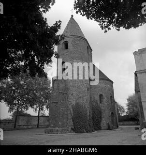 Strzelin, 1969-10. Rotunda œwiêtego Prokopa jest wpisana na listê zabytków kultury œwiatowej UNESCO. Koœció³ architektury romañskiej wzniesiony w drugiej po³owie XII wieku pe³ni³ funkcje koœcio³a grodowego i mauzoleum dla Piotra W³ostowica z rodu £abêdziów (fundatora). Ad PAP/Jacek Gill Dok³adny dzieñ wydarzenia nieustalony. Strzelin, Oktober 1969. Die Rotunde von St. Prokop steht auf der UNESCO-Liste des Weltkulturerbes. Die romanische Kirche wurde in der 2nd. Hälfte des 12th. Jahrhunderts erbaut und diente als Stadtkirche und als Mausoleum von Piotr Wlostowic aus der Familie Labedz (der Gründer). Ad PAP/Jacek Gill Stockfoto