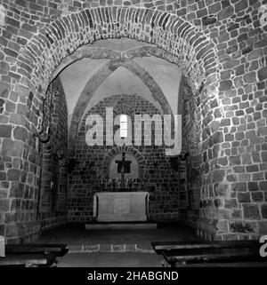 Strzelin, 1969-10. Rotunda œwiêtego Prokopa jest wpisana na listê zabytków kultury œwiatowej UNESCO. Koœció³ architektury romañskiej wzniesiony w drugiej po³owie XII wieku pe³ni³ funkcje koœcio³a grodowego i mauzoleum dla Piotra W³ostowica z rodu £abêdziów (fundatora). Ad PAP/Jacek Gill Dok³adny dzieñ wydarzenia nieustalony. Strzelin, Oktober 1969. Die Rotunde von St. Prokop steht auf der UNESCO-Liste des Weltkulturerbes. Die romanische Kirche wurde in der 2nd Hälfte des 12th. Jahrhunderts erbaut und diente als Stadtkirche und als Mausoleum von Piotra Wlostowic aus der Familie Labedz (der Gründer). Ad PAP/Jacek Gil Stockfoto