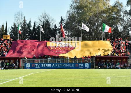 Rom, Italien. 12th Dez 2021. Unterstützer AS Roma während der Italienischen Fußball-Liga Ein Frauen-2021/2022-Spiel zwischen AS Roma Women gegen SS Lazio Women im Tre Fontane-Stadion am 12. Dezember 2021. Quelle: Live Media Publishing Group/Alamy Live News Stockfoto