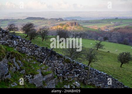 Carreg Cennen Castle hoch auf einem steilen Hügel in der Nähe des Flusses Cennen und des Dorfes Trapp in Carmarthenshire, South Wales, Großbritannien Stockfoto