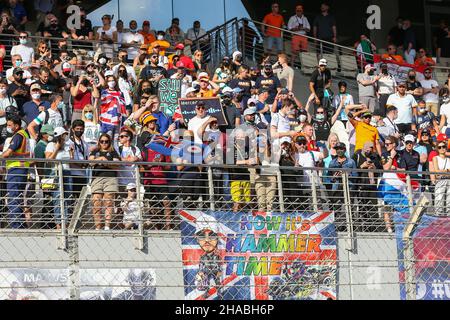 Yas Marina Circuit, Yas Island, 12. Dezember 2021 Fans auf der Tribüne während der FORMEL 1 ETIHAD AIRWAYS ABU DHABI GRAND PRIX 2021 Vereinigte Arabische Emirate Phil Duncan Stockfoto