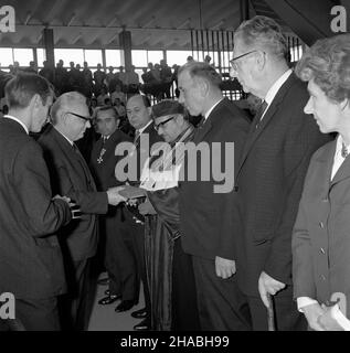 Lubin, 1969-10-23. Obchody 25-lecia powo³anej do ¿ycia 23 paŸdziernika 1944 roku, dekretem Polskiego Komitetu Wyzwolenia Narodowego (PKWN), pierwszej w Polsce Ludowej wy¿szej uczelni - Uniwersytetu Marii Curie-Sk³odowskiej (UMCS) w Lublinie. NZ. minister szkolnictwo wy¿szego Henryk Jab³oñski odznacza zas³u¿onych pracowników naukowych. Ad PAP/Huzar Lubin, 23. Oktober 1969. Feierlichkeiten zum 25The. Jahrestag der Gründung der Maria-Sklodowska-Curie-Universität, der Universität des polnischen Volkes aus dem Jahr 1st, die durch das Dekret des Polnischen Komitees für nationale Befreiung vom 23. Oktober 1944 gegründet wurde Stockfoto