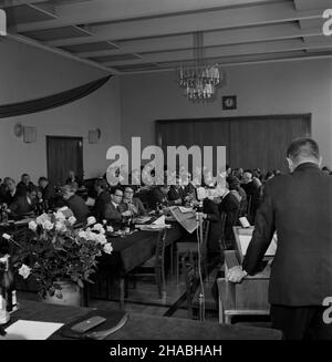 Opole, 1969-10-23. Towarzystwo Rozwoju Ziem Zachodnich, Towarzystwo £¹cznoœci z Poloni¹ Zagraniczn¹ - Polonia, Instytut Œl¹ski w Opolu, zorganizowa³y w dniach 23 - 24 paŸdziernika dwudniow¹ konferencjê popularnonaukow¹ poœwiêcon¹ brazylijskiej Polonii i roli jak¹ w niej odegrali mieszkañcy Sio³kowic (powiat olsztyñski), którzy przesz³o 100 lat temu wyrowali do Brazylii lepszego ¿w. NZ. sala obrad. Ad PAP/Ryszard Okoñski Opole, 23. Oktober 1969. Am 23. Und 24. Oktober wurde die westliche Landentwicklungsgesellschaft, die polonische Assoziation für Kommunikation mit Polen im Ausland, der Space Intelligenzen, gegründet Stockfoto