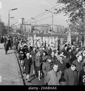 Lubin, 1969-10-23. Obchody 25-lecia powo³anej do ¿ycia 23 paŸdziernika 1944 roku, dekretem Polskiego Komitetu Wyzwolenia Narodowego (PKWN), pierwszej w Polsce Ludowej wy¿szej uczelni - Uniwersytetu Marii Curie-Sk³odowskiej (UMCS) w Lublinie. NZ. studenci, pracownicy naukowi i zaproszeni goœcie zmierzaj¹ do hali WosTiW na akademiê jubileuszow¹. Ad PAP/Huzar Lubin, 23. Oktober 1969. Zeremonien zum 25The. Jahrestag der Gründung der Maria-Sklodowska-Curie-Universität, der Universität des polnischen Volkes aus dem Jahr 1st, die am 23. Oktober 1944 durch das Dekret des Polnischen Komitees für nationale Lib gegründet wurde Stockfoto