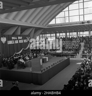 Lubin, 1969-10-23. Obchody 25-lecia powo³anej do ¿ycia 23 paŸdziernika 1944 roku, dekretem Polskiego Komitetu Wyzwolenia Narodowego (PKWN), pierwszej w Polsce Ludowej wy¿szej uczelni - Uniwersytetu Marii Curie-Sk³odowskiej (UMCS) w Lublinie. NZ. w Prezydium (pierwszy rz¹d) m.in.: rektor Wy¿szej Szko³y in¿ynierskiej (WSI) doc. Mgr in¿. Stanis³aw Podkowa (3L), kierownik Wydzia³u Nauki Komitetu Centralnego (KC) Andrzej Werblan (5L) rektor Akademii Medycznej (AM) prof. dr. hab. Jaros³aw Billewicz-Stankiewicz, I sekretarz Komitetu Wojewódzkiego PZPR w Rzeszowie W³adys³aw Kruczek, rektor Uniwersytetu Stockfoto