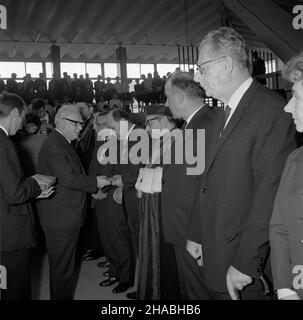 Lubin, 1969-10-23. Obchody 25-lecia powo³anej do ¿ycia 23 paŸdziernika 1944 roku, dekretem Polskiego Komitetu Wyzwolenia Narodowego (PKWN), pierwszej w Polsce Ludowej wy¿szej uczelni - Uniwersytetu Marii Curie-Sk³odowskiej (UMCS) w Lublinie. NZ. minister szko³nictwa wy¿szego Henryk Jab³oñski odznacza zas³u¿onych pracowników naukowych. Ad PAP/Huzar Lubin, 23. Oktober 1969. Feierlichkeiten zum 25The. Jahrestag der Gründung der Maria-Sklodowska-Curie-Universität, der Universität des polnischen Volkes aus dem Jahr 1st, die durch das Dekret des Polnischen Komitees für nationale Befreiung vom 23. Oktober 1944 gegründet wurde Stockfoto