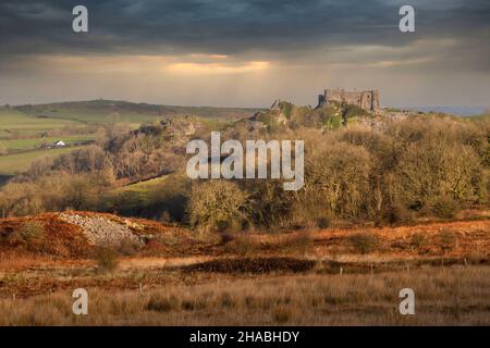 Carreg Cennen Castle hoch auf einem steilen Hügel in der Nähe des Flusses Cennen und des Dorfes Trapp in Carmarthenshire, South Wales, Großbritannien Stockfoto