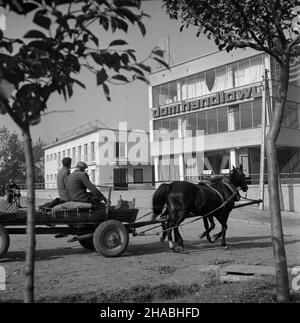 Kosina, 1969-10-24. Kosztem 4 mln. z³otych wybudowany zosta³ Wiejski Dom Spo³eczny. Znalaz³y siê w nim m.in.: sala widowiskowo - kinowa, Klub Prasy i Ksi¹¿KI - Ruch, biblioteka, ³aŸnia, sklepy oraz biura Spó³dzielni Oszczêdnoœciowo Po¿yczkowej. Nz. Wiejski Dom Spo³eczny. Ad PAP/Andrzej £okaj Kosina, 24. Oktober 1969. Ein in Kosino erbautes soziales Landhaus für Bauern kostete 4 Millionen Zlotys. Das Gebäude beherbergt ein Kino, einen Presse- und Buchclub von Ruch, eine Bibliothek, ein Bad, Geschäfte und Büros der Spar- und Leihgenossenschaft. Im Bild: Das soziale Landhaus für Bauern. Ad PAP/Andrzej Loka Stockfoto