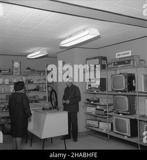 Kosina, 1969-10-24. Kosztem 4 mln. z³otych wybudowany zosta³ Wiejski Dom Spo³eczny. Znalaz³y siê w nim pomieszczenia: sala widowiskowo - kinowa, Klub Prasy i Ksi¹¿KI - Ruch, biblioteka, ³aŸnia, sklepy oraz biura Spó³dzielni Oszczêdnoœciowo Po¿yczkowej. NZ. sklep bran¿y przemys³owej zlokalizowany w czêœci handlowej Wiejskiego Domu Spo³ecznego. Ad PAP/Andrzej £okaj Kosina, 24. Oktober 1969. Ein in Kosino erbautes soziales Landhaus für Bauern kostete 4 Millionen Zlotys. Das Gebäude beherbergt ein Kino, einen Ruch-Presse- und Buchclub, eine Bibliothek, ein Bad, Geschäfte und Büros der Spar- und Leihkooperative Stockfoto