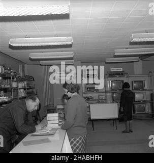 Kosina, 1969-10-24. Kosztem 4 mln. z³otych wybudowany zosta³ Wiejski Dom Spo³eczny. Jest tu m.in.: sala widowiskowo - kinowa, Klub Prasy i Ksi¹¿KI - Ruch, biblioteka, ³aŸnia, sklepy oraz biura Spó³dzielni Oszczêdnoœciowo Po¿yczkowej. NZ. sklep bran¿y przemys³owej zlokalizowany w czêœci handlowej Wiejskiego Domu Spo³ecznego. Ad PAP/Andrzej £okaj Kosina, 24. Oktober 1969. Ein in Kosino erbautes soziales Landhaus für Bauern kostete 4 Millionen Zlotys. Das Gebäude beherbergt ein Kino, einen Presse- und Buchclub von Ruch, eine Bibliothek, ein Bad, Geschäfte und Büros der Spar- und Leihgenossenschaft. Im Bild: Ein Whit Stockfoto