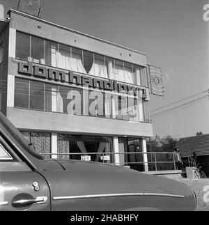 Kosina, 1969-10-24. Kosztem 4 mln. z³otych wybudowany zosta³ Wiejski Dom Spo³eczny. Znalaz³y siê w nim m.in.: sala widowiskowo - kinowa, Klub Prasy i Ksi¹¿KI - Ruch, biblioteka, ³aŸnia, sklepy oraz biura Spó³dzielni Oszczêdnoœciowo Po¿yczkowej. Nz. Wiejski Dom Spo³eczny. Ad PAP/Andrzej £okaj Kosina, 24. Oktober 1969. Ein in Kosino erbautes soziales Landhaus für Bauern kostete 4 Millionen Zlotys. Das Gebäude beherbergt ein Kino, einen Presse- und Buchclub von Ruch, eine Bibliothek, ein Bad, Geschäfte und Büros der Spar- und Leihgenossenschaft. Im Bild: Das soziale Landhaus für Bauern. Ad PAP/Andrzej Loka Stockfoto