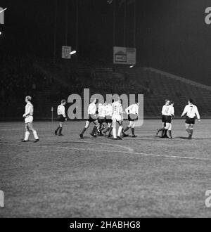 Warszawa, 1969-10-25. Mecz eliminacyjny pierwszej ligi pi³ki no¿nej, miêdzy warszawskim Centralnim Wojskowym Klubem Sportowym - Legi¹ Warszawa (CWKS Legia Warszawa), a Klubem Sportowym - Cracovi¹ (KS Cracovia), zakoñczony zwyciêstwem legionistów 2:0. Strzelcami bramek w tym spotkaniu byli: Kazimierz Deyna w 84 min. Oraz Robert Gadocha w 89. Ad PAP/Tadeusz ZagóŸdziñski Warschau, Oktober 25. Das Qualifikationsspiel der Fußball-Liga 1st zwischen Legia Warschau und Cracovia Krakau, das für die Warschauer Mannschaft mit 2 zu 1 endete. Die Tore schossen Kazimierz Deyna in der 84th. Minute und Robert Gadocha in der Stockfoto