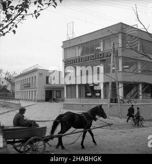 Kosina, 1969-10-24. Kosztem 4 mln. z³otych wybudowany zosta³ Wiejski Dom Spo³eczny. Znalaz³y siê w nim pomieszczenia: sala widowiskowo - kinowa, Klub Prasy i Ksi¹¿KI - Ruch, biblioteka, ³aŸnia, sklepy oraz biura Spó³dzielni Oszczêdnoœciowo Po¿yczkowej. Nz. Wiejski Dom Spo³eczny. Ad PAP/Andrzej £okaj Kosina, 24. Oktober 1969. Ein in Kosino erbautes soziales Landhaus für Bauern kostete 4 Millionen Zlotys. Das Gebäude beherbergt ein Kino, einen Presse- und Buchclub von Ruch, eine Bibliothek, ein Bad, Geschäfte und Büros der Spar- und Leihgenossenschaft. Im Bild: Das soziale Landhaus für Bauern. Ad PAP/Andr Stockfoto