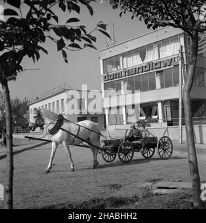 Kosina, 1969-10-24. Kosztem 4 mln. z³otych wybudowany zosta³ Wiejski Dom Spo³eczny. Znalaz³y siê w nim m.in.: sala widowiskowo - kinowa, Klub Prasy i Ksi¹¿KI - Ruch, biblioteka, ³aŸnia, sklepy oraz biura Spó³dzielni Oszczêdnoœciowo Po¿yczkowej. Nz. Wiejski Dom Spo³eczny. Ad PAP/Andrzej £okaj Kosina, 24. Oktober 1969. Ein in Kosino erbautes soziales Landhaus für Bauern kostete 4 Millionen Zlotys. Das Gebäude beherbergt ein Kino, einen Presse- und Buchclub von Ruch, eine Bibliothek, ein Bad, Geschäfte und Büros der Spar- und Leihgenossenschaft. Im Bild: Das soziale Landhaus für Bauern. Ad PAP/Andrzej Loka Stockfoto