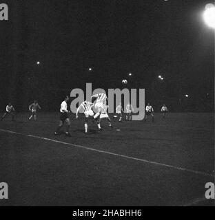 Warszawa, 1969-10-25. Mecz eliminacyjny pierwszej ligi pi³ki no¿nej, miêdzy warszawskim Centralnim Wojskowym Klubem Sportowym - Legi¹ Warszawa (CWKS Legia Warszawa) a Klubem Sportowym - Cracovi¹ (KS Cracovia), zakoñczony zwyciêstwem legionistów 2:0. Strzelcami bramek w tym spotkaniu byli: Kazimierz Deyna w 84 min. Oraz Robert Gadocha w 89. Ad PAP/Tadeusz ZagóŸdziñski Warschau, Oktober 25. Das Qualifikationsspiel der Fußball-Liga 1st zwischen Legia Warschau und Cracovia Krakau, das für die Warschauer Mannschaft mit 2 zu 1 endete. Die Tore schossen Kazimierz Deyna in der 84th. Minute und Robert Gadocha in der Stockfoto