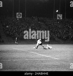 Warszawa, 1969-10-25. Mecz eliminacyjny pierwszej ligi pi³ki no¿nej, miêdzy warszawskim Centralnim Wojskowym Klubem Sportowym - Legi¹ Warszawa (CWKS Legia Warszawa) a Klubem Sportowym - Cracovi¹ (KS Cracovia), zakoñczony zwyciêstwem legionistów 2:0. Strzelcami bramek w tym spotkaniu byli: Kazimierz Deyna w 84 min. Oraz Robert Gadocha w 89. Ad PAP/Tadeusz ZagóŸdziñski Warschau, Oktober 25. Das Qualifikationsspiel der Fußball-Liga 1st zwischen Legia Warschau und Cracovia Krakau, das für die Warschauer Mannschaft mit 2 zu 1 endete. Die Tore schossen Kazimierz Deyna in der 84th. Minute und Robert Gadocha in der Stockfoto