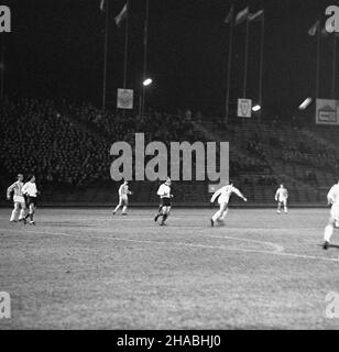 Warszawa, 1969-10-25. Mecz eliminacyjny pierwszej ligi pi³ki no¿nej, miêdzy warszawskim Centralnim Wojskowym Klubem Sportowym - Legi¹ Warszawa (CWKS Legia Warszawa) a Klubem Sportowym - Cracovi¹ (KS Cracovia), zakoñczony zwyciêstwem legionistów 2:0. Strzelcami bramek w tym spotkaniu byli: Kazimierz Deyna w 84 min. Oraz Robert Gadocha w 89. Ad PAP/Tadeusz ZagóŸdziñski Warschau, Oktober 25. Das Qualifikationsspiel der Fußball-Liga 1st zwischen Legia Warschau und Cracovia Krakau, das für die Warschauer Mannschaft mit 2 zu 1 endete. Die Tore schossen Kazimierz Deyna in der 84th. Minute und Robert Gadocha in der Stockfoto