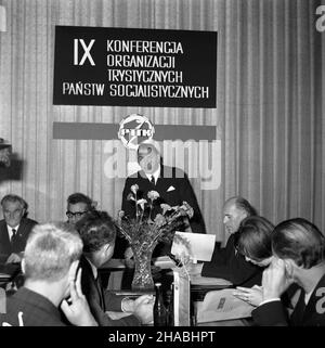 Warszawa, 1969-10-25. W Sali Kolumbnowej Centralnej Rady Zwi¹zków Zawodowych (CRZZ) w Warszawie odby³a siê miêdzynarodowa IX Conferencja Organizacji Turystycznych Pañstw Socjalistycznych. Uczestniczy³o w niej 22 delegatów z Bu³garii, Czechos³owacji, Niemieckiej Republiki Demokraticznej (NRD), Rumunii, Wêgier, Zwi¹zku Socjalistycznych Republik Sowieckich (ZSRR) oraz 38 goœci. NZ. m.in.: prezes Zarz¹du G³ównego CRZZ Piotr Gajewski (L), zastêpca kierownika Wydzia³u Propagandy i Agitacji Komitetu Centralnego Polskiej Zjednoczonej Partii Robotniczej (KC PZPR) Jan Skrzypczak (2L), wiceprzewodnicz¹cy Stockfoto